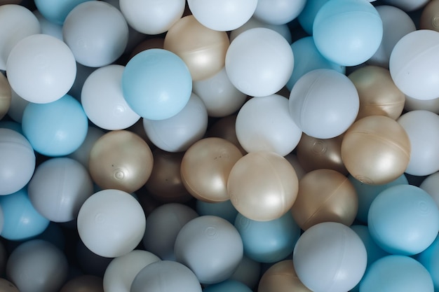 上から見たカラフルなプラスチックボールパイルヒープのカラフルなプラスチックボールの上面図ホワイトゴールデンブルーグレー色