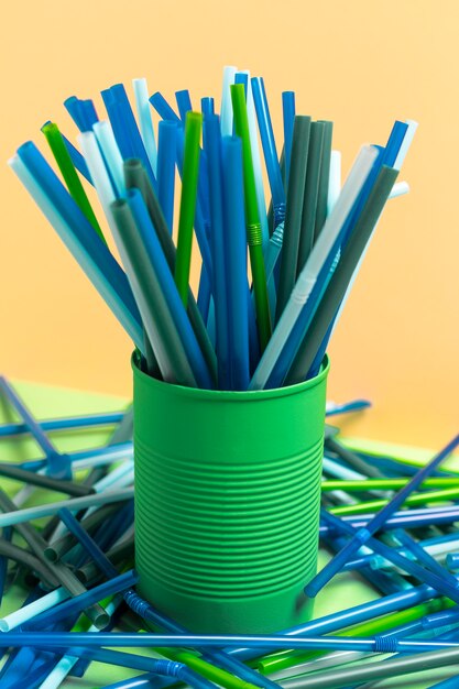 缶のカラフルなプラスチックストローコレクション