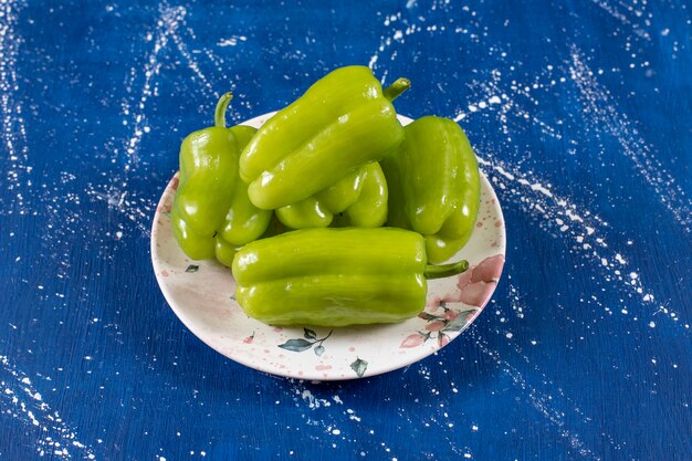 Free photo colorful plate of green bell peppers on marble surface