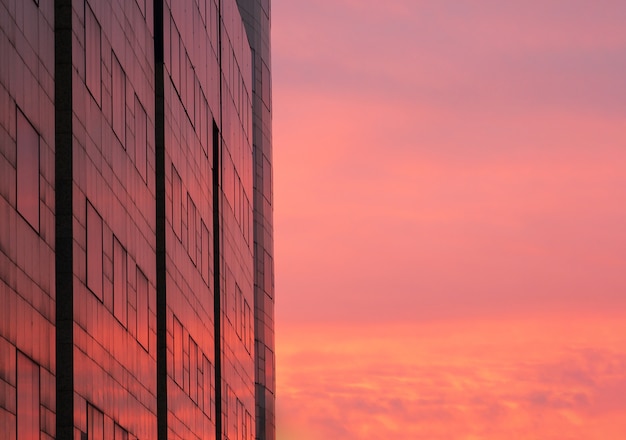 무료 사진 화려한 붉은 하늘 건물의 창에 반영
