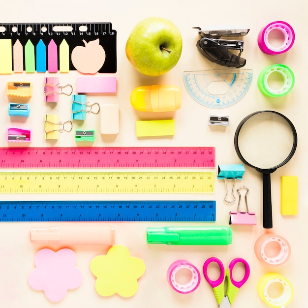 明るいピンクの背景にカラフルな学用品