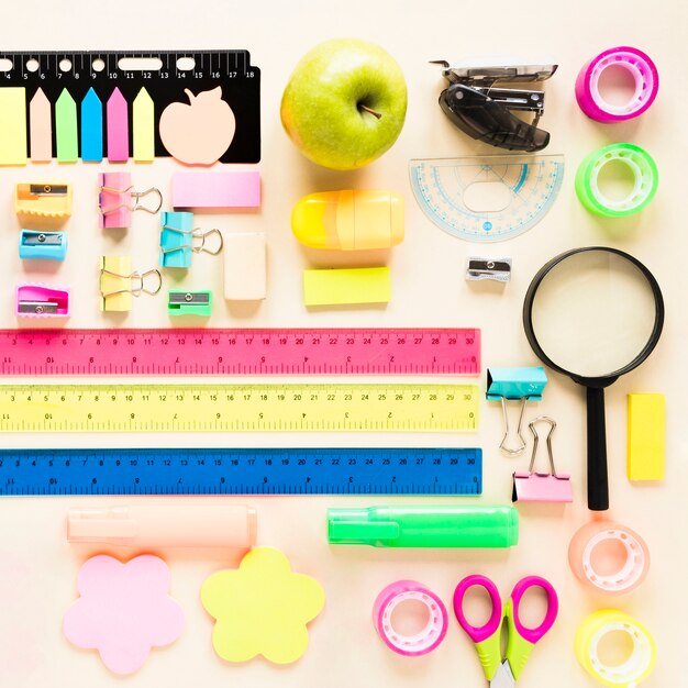 明るいピンクの背景にカラフルな学用品