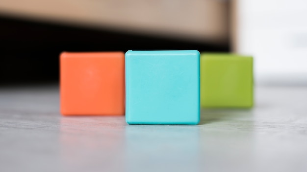 Красочный набор кубиков на полу