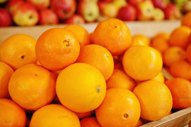 슈퍼마켓이나 식료품점의 선반에 있는 다채로운 반짝이는 신선한 과일 오렌지