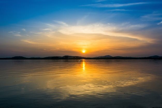 Foto gratuita cielo colorato al tramonto sul lago