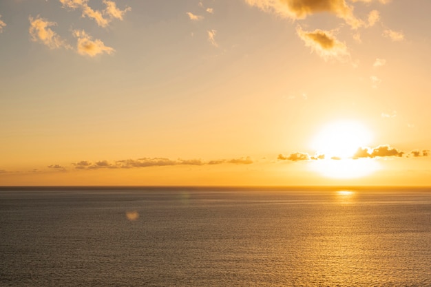 海沿いのカラフルな夕日