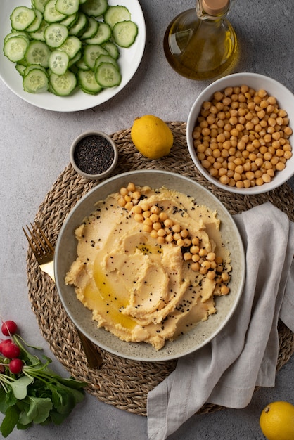 Foto gratuita hummus colorato e gustoso con ingredienti