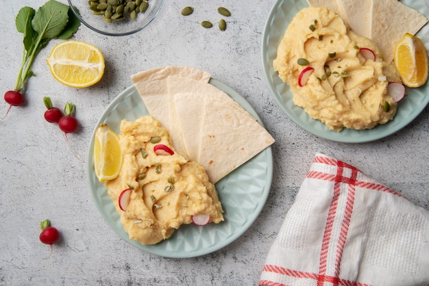 Foto gratuita hummus colorato e gustoso con ingredienti