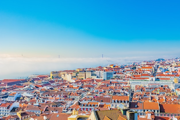 Красочный вид сверху на лиссабон, португалия.