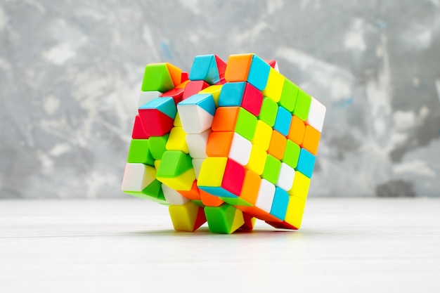 免费照片彩色玩具结构设计和形状的白色桌子上,玩具塑料建筑rubics立方体
