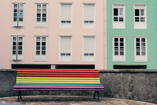 Panca in legno colorata vicino a un vecchio edificio