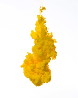 Inchiostro giallo colorato che cade