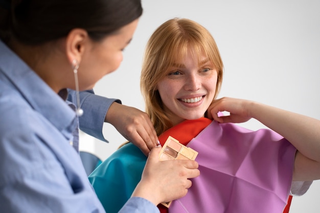 Бесплатное фото Специалист по колориметрии тестирует замену ткани на клиенте