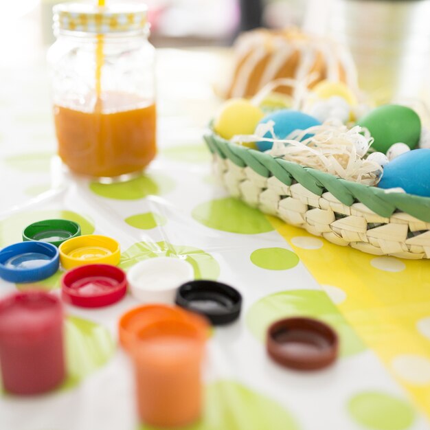 페인트로 부활절 달걀 색칠