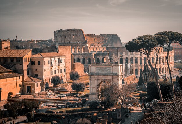 灰色の空の下でイタリア、ローマのコロッセオ円形劇場