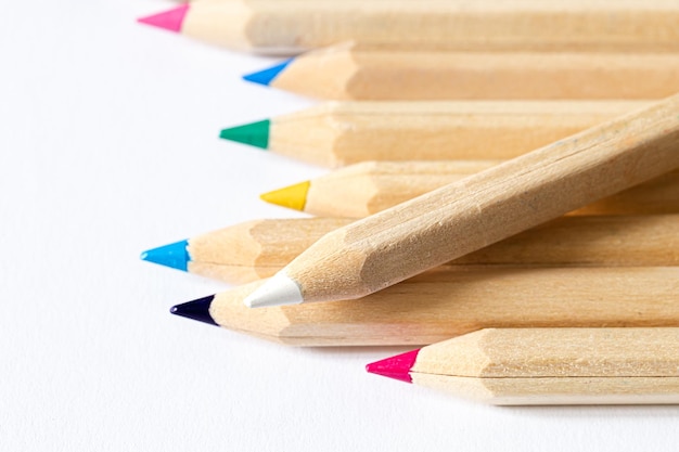 Бесплатное фото Цветные карандаши, изолированных на белом фоне закрыть