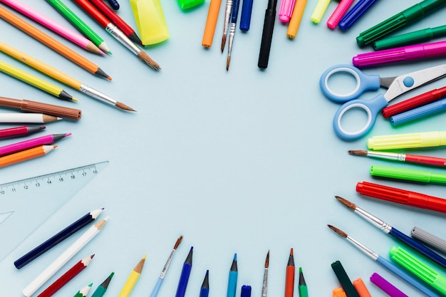 Foto gratuita matite colorate e pennelli a forma di cornice