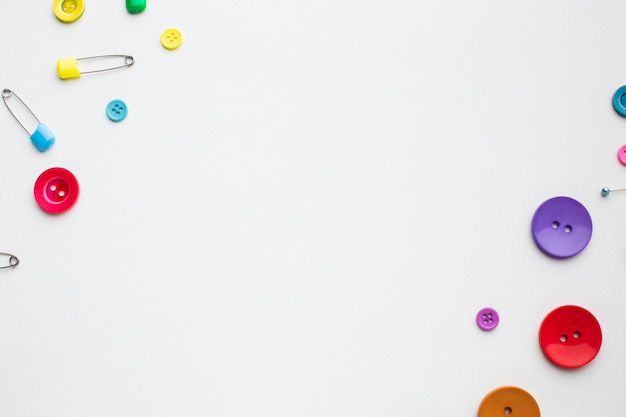 Цветные швейные кнопки композиция фон с копией пространства