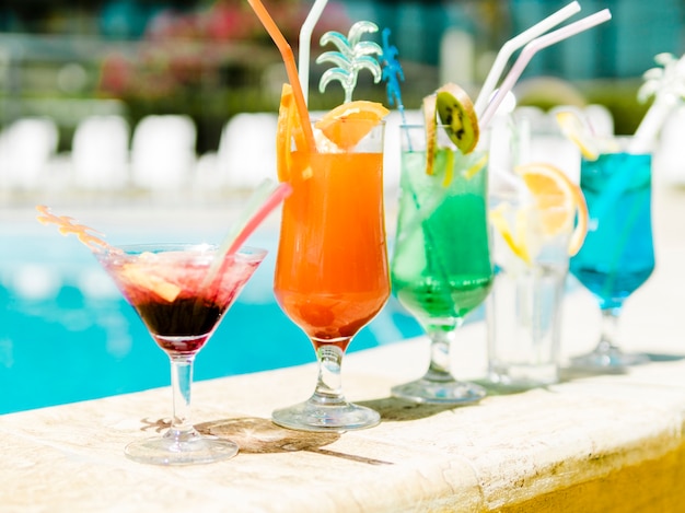 Free photo colourful cocktails at poolside