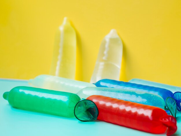 Разноцветные презервативы, наполненные водой