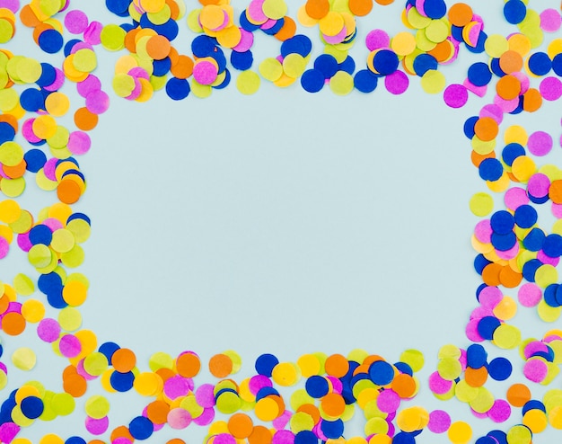 Бесплатное фото Красочная рамка конфетти на синем фоне