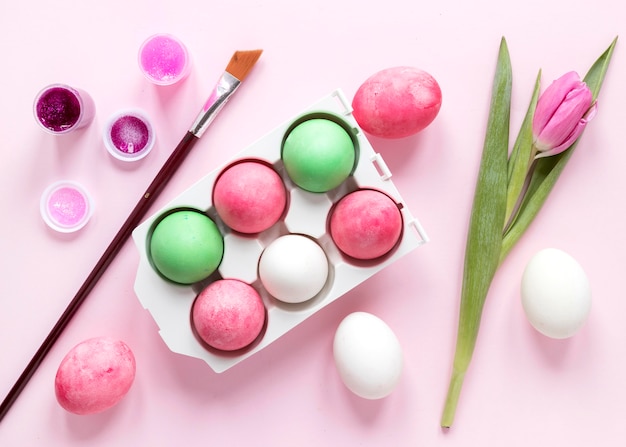 Free photo colourful easter eggs and flowers