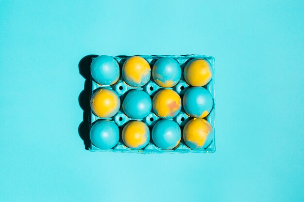 블루 테이블에 선반에 다채로운 부활절 달걀
