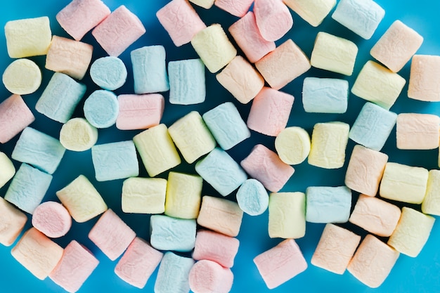 Free photo colourful marshmallow background top view