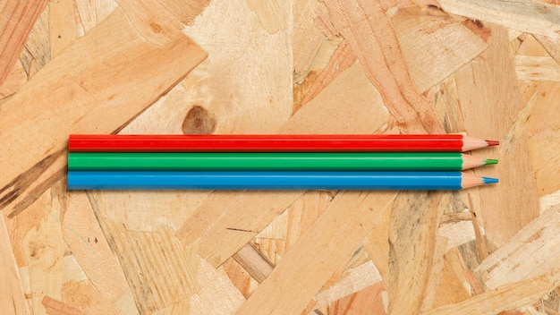 Красочные карандаши на деревянных фоне