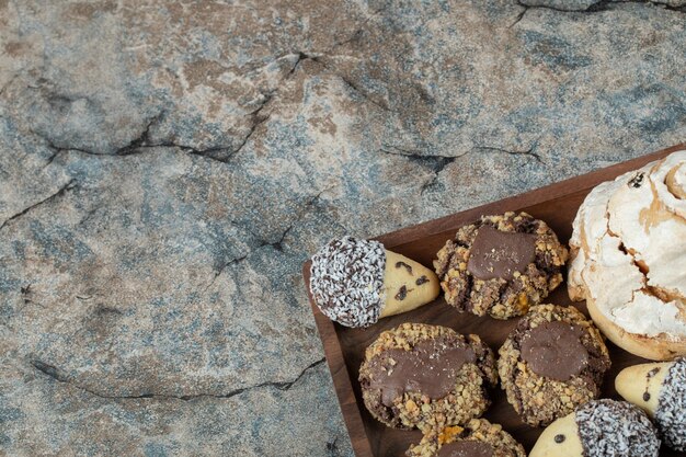 Combination of cocoa and butter cookies in a wooden platter.