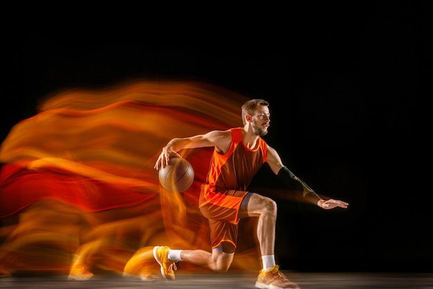 La cometa. giovane giocatore di pallacanestro caucasico della squadra rossa in azione