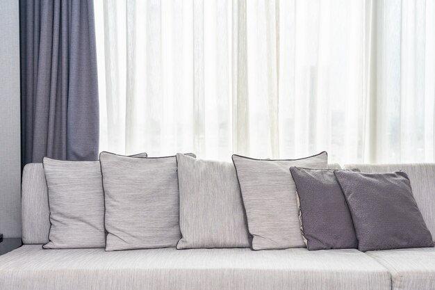 Удобная подушка на диван для украшения интерьера