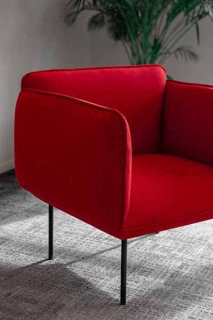 部屋に快適な赤い肘掛け椅子