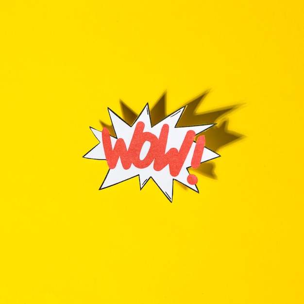 Foto gratuita bolla di boom comico con testo di espressione wow con ombra su sfondo giallo