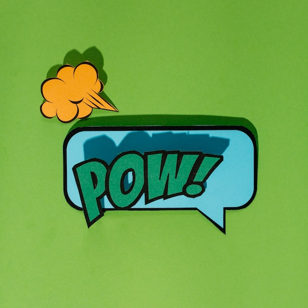 緑の背景に感情powテキストと漫画のスピーチ泡