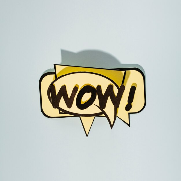 Comics wow текст на бежевых пузырях речи на сером фоне