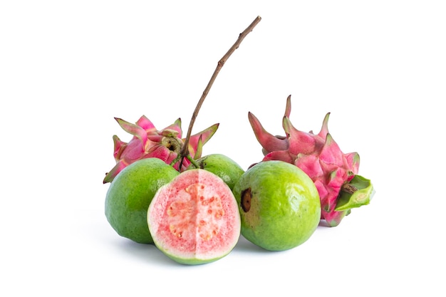 一般的なグアバの果実と白い背景で隔離のピタヤ果実