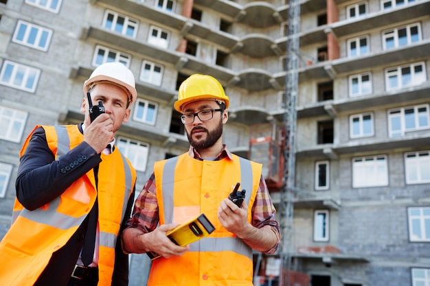 Foto gratuita comunicazione al lavoro