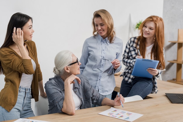 Comunità di donne adulte che lavorano insieme