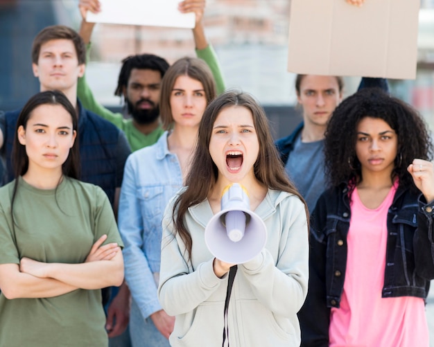 Foto gratuita la comunità protesta per le persone di colore vive