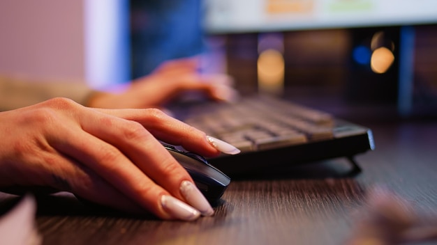 Free photo company employee working on computer at night and typing data to create financial graphs report. manager planning development with statistics and new investment for profit. tripod shot. close up.