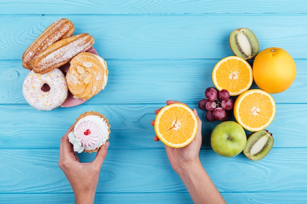 Foto gratuita confronto tra frutta e dolci