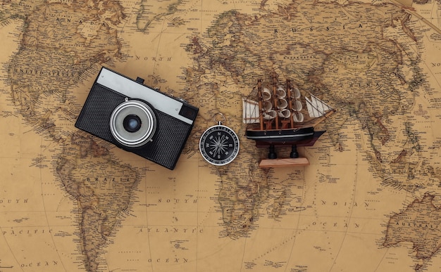 나침반과 배, 오래 된지도에 카메라. 여행, 모험 개념
