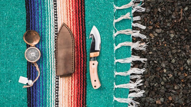 Компас и нож на одеяле