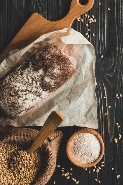 Foto gratuita composto pane cotto a bordo