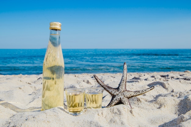 構成された飲み物と海の星 無料の写真