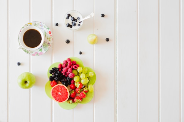 Foto gratuita composto di frutta fresca e tè