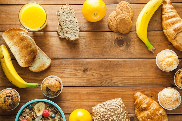 Foto gratuita frutta e pane composti su legno