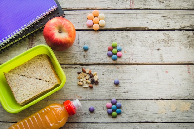 Foto gratuita pranzo composto e caramelle