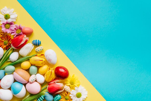 Free photo composed mess of flowers and easter eggs